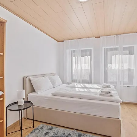Bat Solutions - Alles Was Ein Nicht Bietet - Mit Blick In Privaten Hist Innenhof Oder Saarstrasse - 5 Min Zur Altstadt, Direkt Am Suedbahnhof - 2 Fuer 2-3 Pax - Bis Zu 5 Personen - Mit Weiterer Bis Zu 9 P Trier
